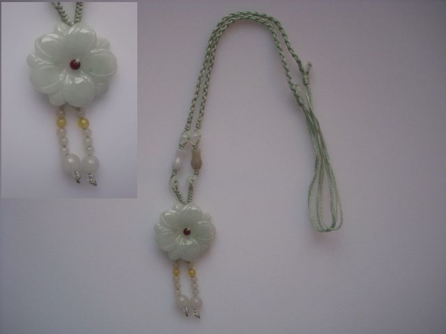 Collier 'fleur' en couleur jade clair